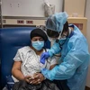  Nhân viên y tế chăm sóc bệnh nhân mắc COVID-19 tại bệnh viện Brooklyn, New York, Mỹ. (Ảnh: The New York Times/TTXVN)