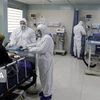 Nhân viên y tế chăm sóc bệnh nhân mắc COVID-19 tại một bệnh viện ở Tehran, Iran. (Ảnh: IRNA/TTXVN)