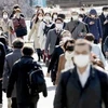 Người dân đeo khẩu trang phòng tránh lây nhiễm COVID-19 tại Tokyo, Nhật Bản ngày 6/4/2020. (Ảnh: Kyodo/TTXVN)