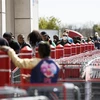 Người dân xếp hàng bên ngoài siêu thị ở Washington D.C, Mỹ ngày 3/4/2020 trong bối cảnh dịch COVID-19 lan rộng. (Ảnh: THX/ TTXVN)