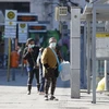 Người dân đeo khẩu trang phòng lây nhiễm COVID-19 tại Berlin, Đức. (Ảnh minh họa. AFP/TTXVN)