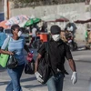 Người dân đeo khẩu trang phòng tránh lây nhiễm COVID-19 tại Port-au-Prince, Haiti. (Ảnh: AFP/TTXVN)