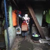 Người dân nghèo nhận nhu yếu phẩm hỗ trợ tại Jakarta, Indonesia ngày 9/4/2020 trong bối cảnh dịch COVID-19 lan rộng. (Ảnh: THX/TTXVN)