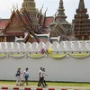 Du khách thăm quan bên ngoài Hoàng cung Thái Lan ở Bangkok ngày 8/3/2020. (Ảnh: THX/TTXVN)