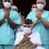 Cụ Piveta và các bác sỹ khi được ra viện. (Nguồn: AFP)