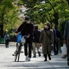 Người dân đeo khẩu trang nhằm ngăn chặn sự lây lan của dịch COVID-19 tại Tokyo, Nhật Bản ngày 11/4/2020. (Ảnh: AFP/TTXVN)