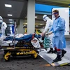 Nhân viên y tế điều trị cho bệnh nhân nhiễm COVID-19 tại bệnh viện ở Ulm, Đức. (Ảnh: AFP/TTXVN)