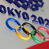 Biểu tượng Olympic Tokyo 2020 tại thủ đô Tokyo, Nhật Bản. (Ảnh: AFP/TTXVN)
