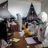 Nhân viên y tế xét nghiệm nhanh COVID-19 cho người lao động nhập cư tại Bắc Sumatra, Indonesia ngày 9/4/2020. (Ảnh: THX/TTXVN)
