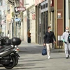 Người dân đeo khẩu trang phòng lây nhiễm COVID-19 tại Milan, Italy. (Ảnh: THX/TTXVN)