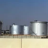 Thùng chứa dầu tại một cơ sở lọc dầu. (Ảnh minh họa. AFP/TTXVN)