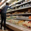 Người dân mua hàng trong siêu thị ở Moskva, Nga. (Nguồn: AFP)
