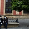 Người dân đeo khẩu trang phòng dịch COVID-19 tại Malaga, Tây Ban Nha. (Ảnh: AFP/TTXVN)