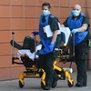 Chuyển bệnh nhân mắc COVID-19 tới bệnh viện ở London, Anh. (Ảnh: AFP/TTXVN)