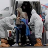 Nhân viên xịt khử khuẩn cho hành khách tại sân bay Kazan, Nga nhằm ngăn dịch COVID-19 lây lan, ngày 21/4/2020. (Ảnh: THX/TTXVN)