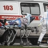 Nhân viên y tế chuyển bệnh nhân nhiễm COVID-19 tới bệnh viện ở Moskva, Nga. (Ảnh: AFP/TTXVN)