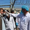Nhân viên y tế kiểm tra thân nhiệt nhằm ngăn dịch COVID-19 tại Dushi, tỉnh Baghlan, Afghanistan. (Ảnh: THX/TTXVN)