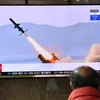 Người dân theo dõi qua màn hình tivi tại nhà ga đường sắt ở Seoul (Hàn Quốc) vụ phóng thử tên lửa hành trình tầm ngắn của Triều Tiên, ngày 14/4/2020. (Ảnh: AFP/TTXVN)