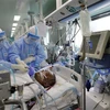 Nhân viên y tế điều trị cho bệnh nhân COVID-19 tại bệnh viện ở Vũ Hán, tỉnh Hồ Bắc, Trung Quốc. (Ảnh: THX/TTXVN)