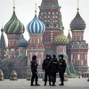 Lực lượng an ninh Nga tuần tra trên Quảng trường Đỏ ở Moskva trong thời gian lệnh hạn chế đi lại được áp đặt nhằm ngăn dịch COVID-19 lây lan. (Ảnh: AFP/TTXVN)