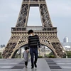 Người dân đeo khẩu trang nhằm ngăn chặn sự lây lan của dịch COVID-19 tại Paris, Pháp. (Ảnh: AFP/TTXVN)