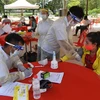 Kiểm tra sức khỏe các lao động nhập cư nhằm ngăn chặn sự lây lan của dịch COVID-19 tại Phnom Penh, Campuchia. (Ảnh: AFP/TTXVN)