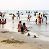 Du khách tắm biển vui chơi tại bãi biển Của Việt, huyện Gio Linh. (Ảnh: Hồ Cầu/TTXVN) Du lịch biển đảo ở Quảng Trị đang có xu hướng phục hồi 