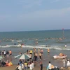 Hàng nghìn du khách tắm tại bãi biển Sầm Sơn. (Ảnh: Trịnh Duy Hưng/TTXVN)