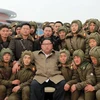 Nhà lãnh đạo Kim Jong-un cùng các binh sỹ Triều Tiên. (Ảnh: KCNA)