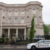 Nhân viên Mật vụ Mỹ điều tra tại Đại sứ quán Cuba ở Washington, DC sau vụ tấn công ngày 30/4/2020. (Ảnh: AFP/TTXVN)