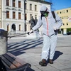 Nhân viên Slovenia phun thuốc khử trùng nhằm ngăn dịch COVID-19 lây lan tại Kranj. (Ảnh: AFP/TTXVN)