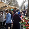 Người dân mua sắm tại một khu chợ ở Berlin, Đức. (Ảnh: AFP/TTXVN)