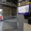 Phun thuốc khử trùng nhằm ngăn chặn sự lây lan của dịch COVID-19 tại Tehran, Iran. (Ảnh: AFP/TTXVN)
