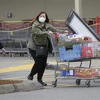 Người dân đeo khẩu trang phòng lây nhiễm COVID-19 tại Vancouver, Canada. (Ảnh: THX/TTXVN)