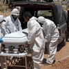 Chôn cất bệnh nhân tử vong do COVID-19 tại một nghĩa trang ở Ciudad Juarez, bang Chihuahua, Mexico ngày 17/5/2020. (Ảnh: AFP/TTXVN)