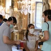 Người dân đeo khẩu trang phòng lây nhiễm COVID-19 tại Rome, Italy, ngày 23/5/2020. (Ảnh: THX/TTXVN)