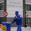 Công nhân dọn vệ sinh bên ngoài Văn phòng Sở Lao động thành phố New York (Mỹ). (Ảnh: THX/TTXVN)