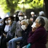 Người dân đeo khẩu trang phòng lây nhiễm COVID-19 tại Ankara, Thổ Nhĩ Kỳ. (Ảnh: THX/TTXVN)