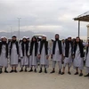 Các tù nhân Taliban được trả tự do chuẩn bị rời khỏi nhà tù Bagram, nằm cách thủ đô Kabul, Afghanistan khoảng 50km về phía Bắc, ngày 25/5/2020. (Ảnh: AFP/TTXVN)