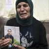 Bà Rana, mẹ của Iyad Halak, và bức ảnh của con trai bị mắc chứng tự kỷ. (Nguồn: Reuters)