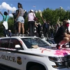 Người biểu tình tuần hành tại Washington D.C., Mỹ ngày 30/5/2020, bày tỏ phẫn nộ trước cái chết của người da màu George Floyd. (Ảnh: THX/TTXVN)