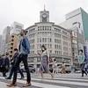 Người dân đi bộ tại quận mua sắm Ginza ở Tokyo, Nhật Bản, ngày 26/5/2020. (Ảnh: Kyodo/TTXVN)