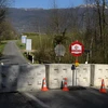Cửa khẩu biên giới Thụy Sĩ-Pháp bị đóng do dịch COVID-19. (Ảnh: AFP/TTXVN)