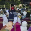 Các tín đồ Hồi giáo tham dự một buổi cầu nguyện ở Tây Java, Indonesia. (Ảnh: THX/TTXVN)