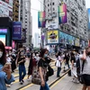 Người dân Hong Kong di chuyển trên đường phố. (Ảnh: AFP/TTXVN)
