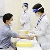 Nhân viên y tế lấy mẫu xét nghiệm kháng thể cho người dân nhằm đánh giá mức độ lây lan của dịch COVID-19, tại Tokyo. (Ảnh: Kyodo/TTXVN)