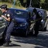 Cảnh sát Pháp kiểm tra tại trạm kiểm soát ở khu vực biên giới Pháp và Bỉ. (Ảnh: AFP/TTXVN)