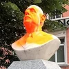 Bức tượng Charles De Gaulle bị người biểu tình bôi sơn vàng. (Nguồn: dailymail.co.uk)