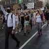 Người dân tham gia biểu tình phản đối phân biệt chủng tộc tại New York, Mỹ. (Ảnh: THX/TTXVN)