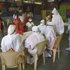 Nhân viên y tế tư vấn cho người dân về cách phòng tránh dịch COVID-19 tại Mumbai, Ấn Độ. (Ảnh: AFP/TTXVN)